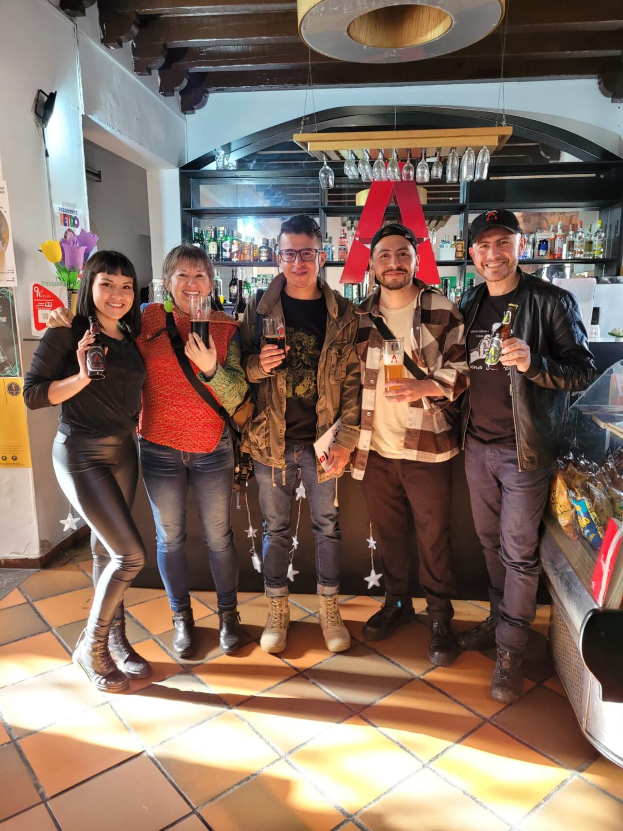 La Casa Alternativa es un restaurante bar donde el ex Farc Manuel Bolívar ofrece su cerveza, pero también alberga eventos culturales y políticos.
