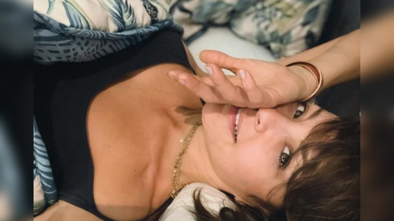 Carolina Gómez exreina posa sobre su cama de manera muy sensual