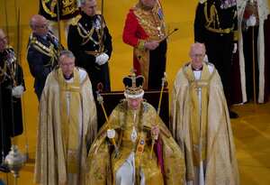 El rey Carlos III recibe la corona de San Eduardo durante su coronación en la Abadía de Westminster, en Londres, el sábado 6 de mayo de 2023. (Andrew Matthews/Pool via AP)
