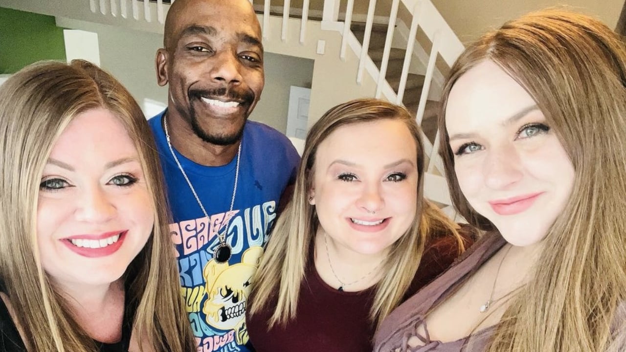 Nick Davis junto a sus tres esposas