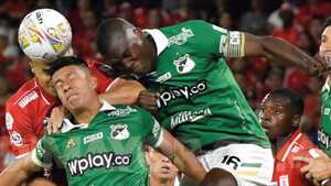 Germán Mera en la disputa de un balón en el clásico vallecaucano.