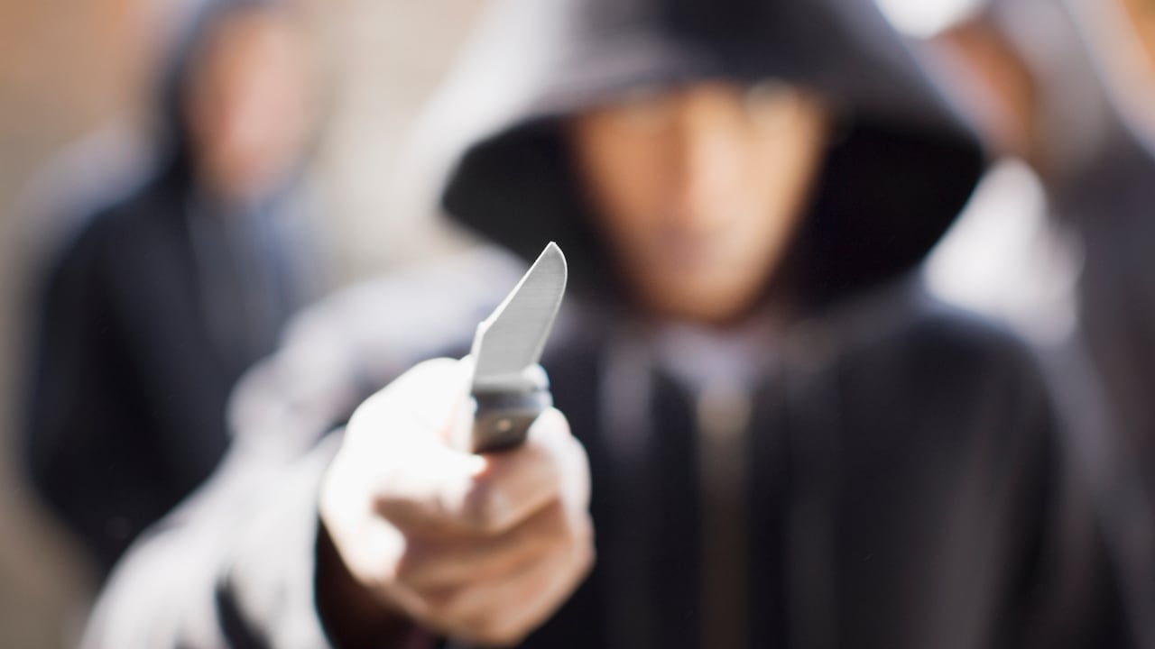 Policía mató a dos ladrones por defender a su madre y a su hermana de un robo
