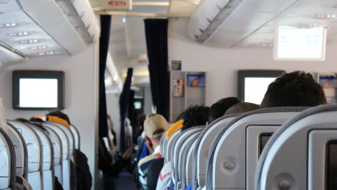 Según el relato de la mujer, en un vuelo de Nueva York a Nueva Delhi, un pasajero se acercó y la orinó.