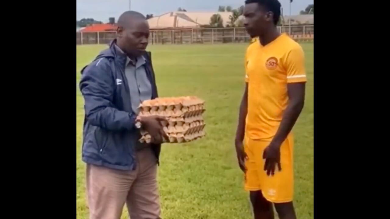 Kennedy Musonda, jugador del Power Dynamo, recibe cinco bandejas de huevos