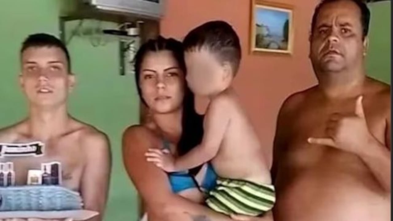 Camila Oliveira, su esposo y su padre