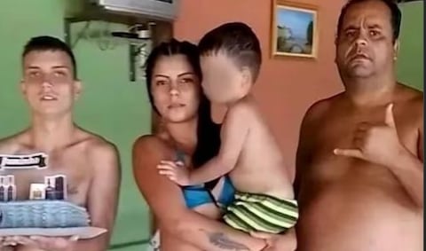 Camila Oliveira, su esposo y su padre