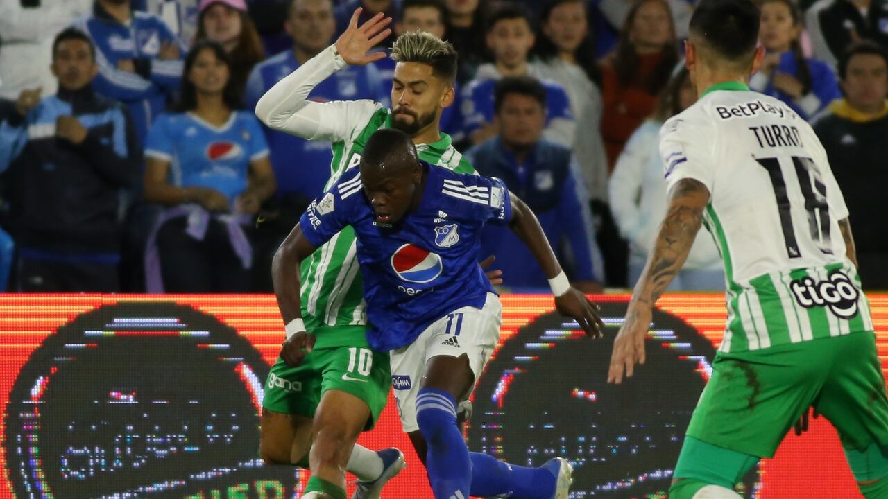Andres Gomez of Millonarios y Andres Andrade de Atletico Nacional se disputan la pelota.