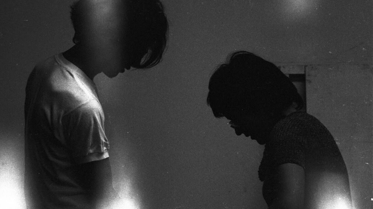 Años 70. En pleno Boom de la literatura latinoamericana y del realismo mágico, mientras todos los escritores buscaban migrar a Barcelona o Paris para conseguir una editorial poderosa, Andrés Caicedo, desde la provincia colombiana escribía guiones cinematográficos adaptando historias de H.P Lovecraft, el maestro del horror, para venderlos en Hollywood a Roger Corman, afamado productor de películas de serie B.