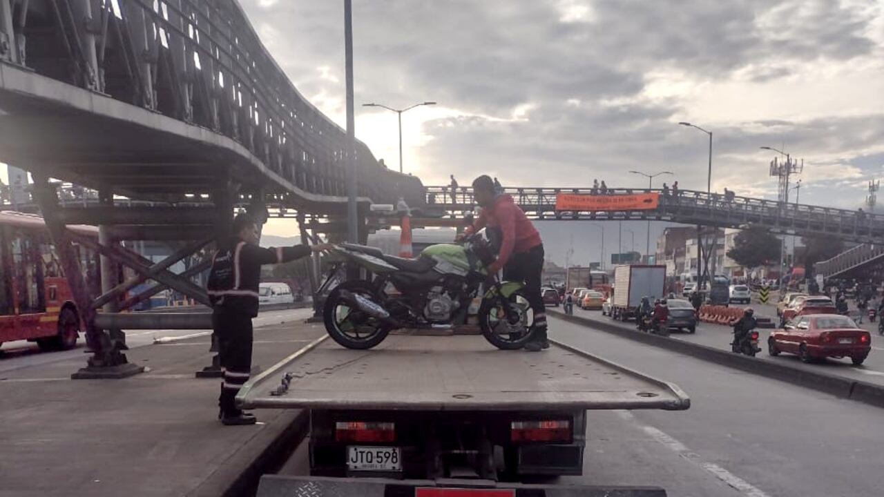 conductor subió la moto a Transmilenio y lo multaron