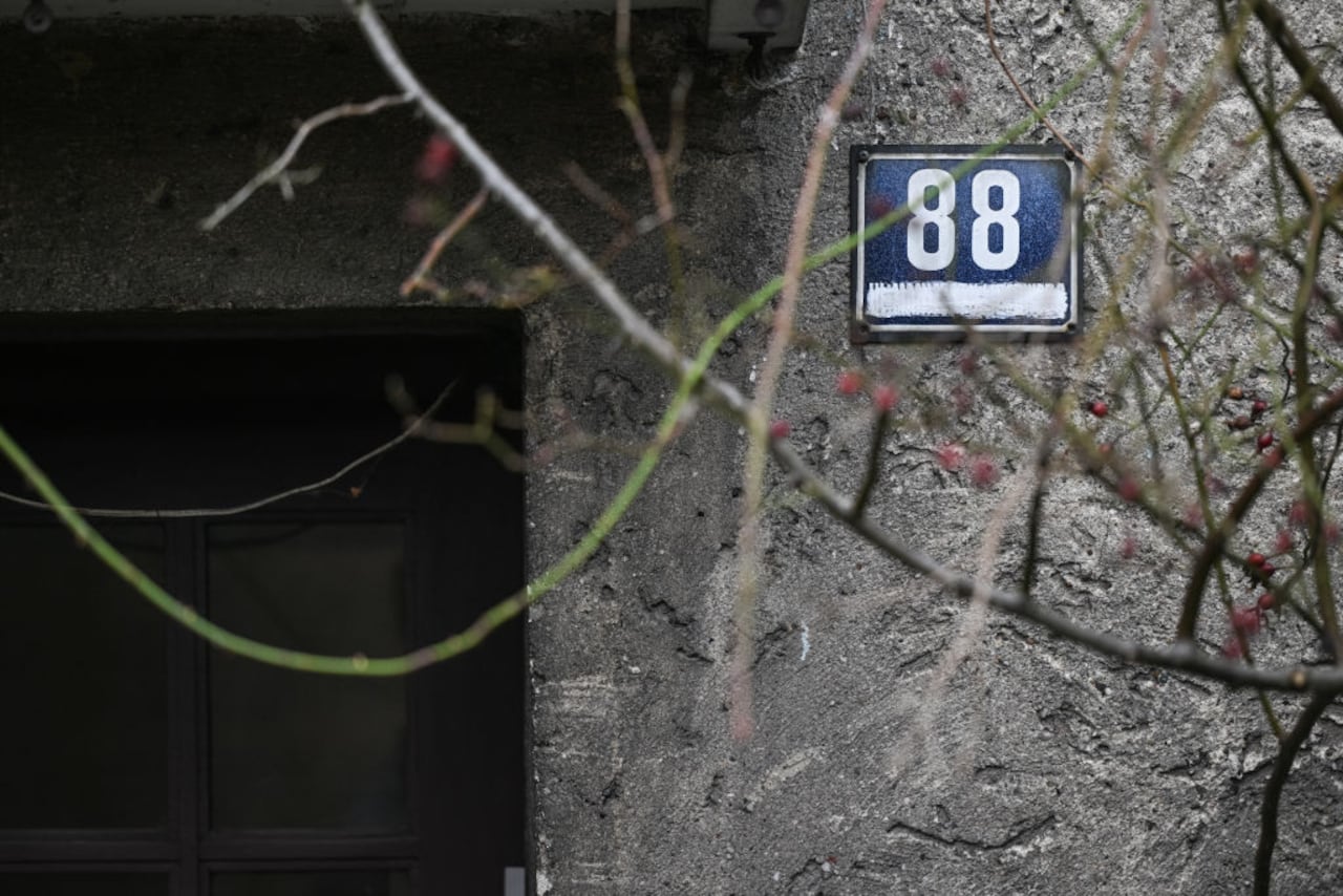 OSWIECIM, POLONIA - 26 DE ENERO: Una vista del número de placa de la Casa 88, la antigua residencia del comandante de Auschwitz, Rudolf Hoss, el 26 de enero de 2025 en Oswiecim, Polonia. La casa del comandante de Auschwitz durante la Segunda Guerra Mundial, Rudolf Hoss, se abre por primera vez a los visitantes. La casa fue el tema de la película "La zona de interés". (Foto de Omar Marqués/Getty Images)