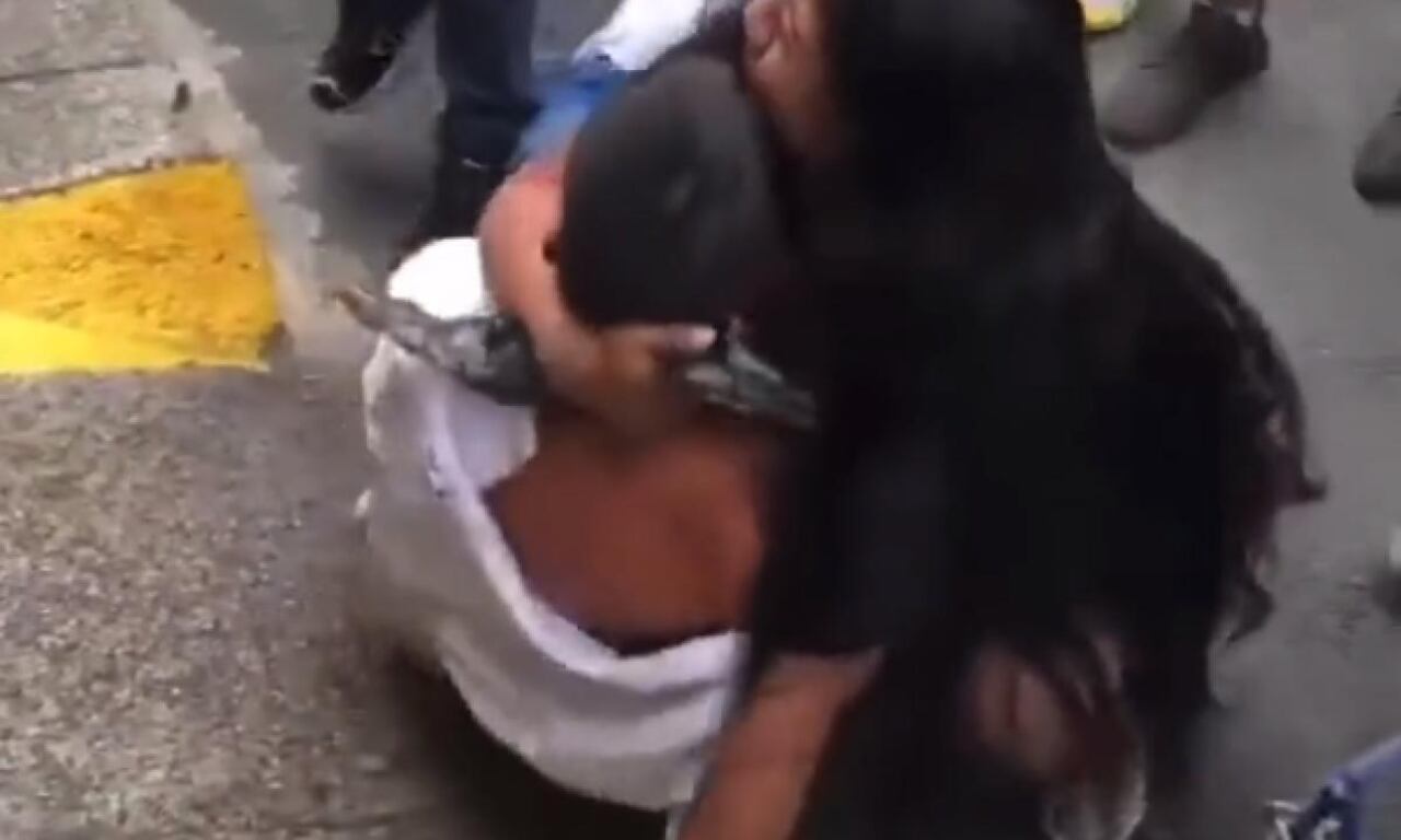 Así fue la impresionante paliza a un supuesto ladrón de zapatos en el centro de Cali que quedó grabada en video.