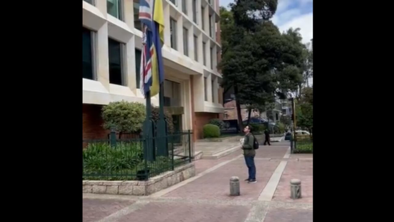 "Solo hay una persona", le dan palo a Noticias Caracol por video en embajada británica en Bogotá
