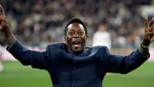 Pelé saluda a la multitud antes de un partido de fútbol de la liga española, en el estadio Santiago Bernabéu de Madrid, el 16 de enero de 2005.