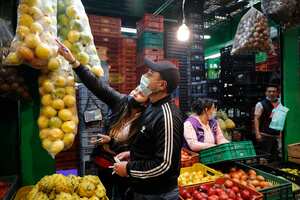 A la central de abastos más grande de Colombia – Corabastos llegan cientos de toneladas de alimentos cosechados en el campo de nuestro país. Foto: Guillermo Torres