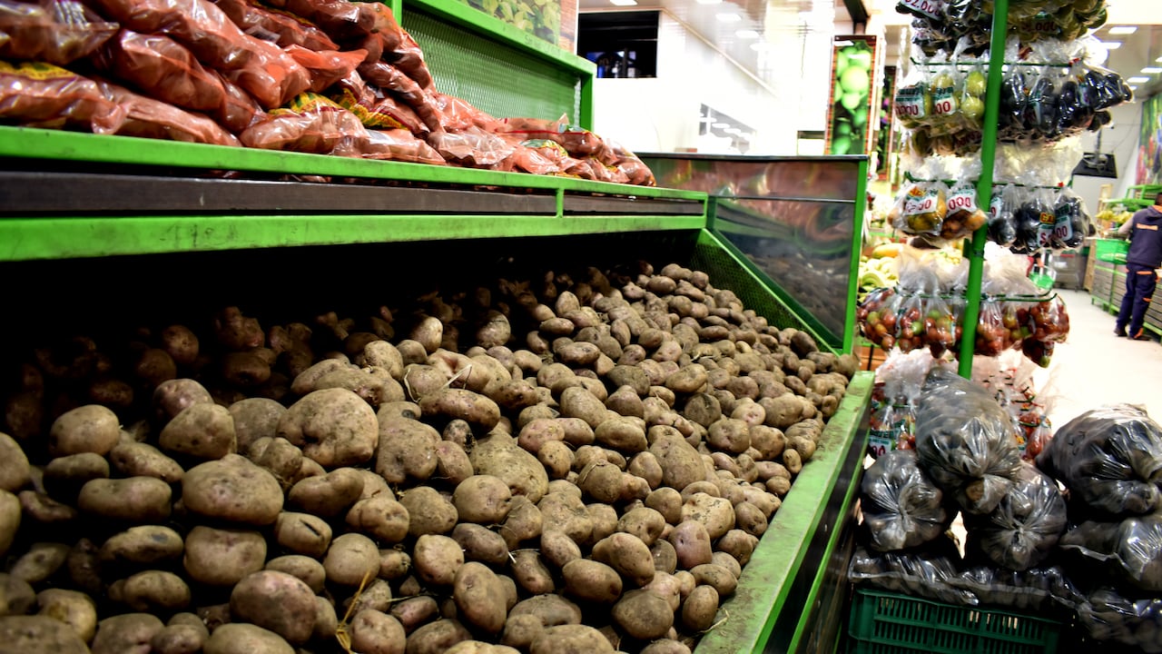 Papa alimento de la canasta familiar