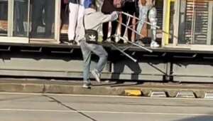 Incluso, una de las pasajeras que espera uno de los buses articulados ve la manera en la que el hombre se apoya en una de sus manos y se sube a la plataforma sin mayores dificultades.