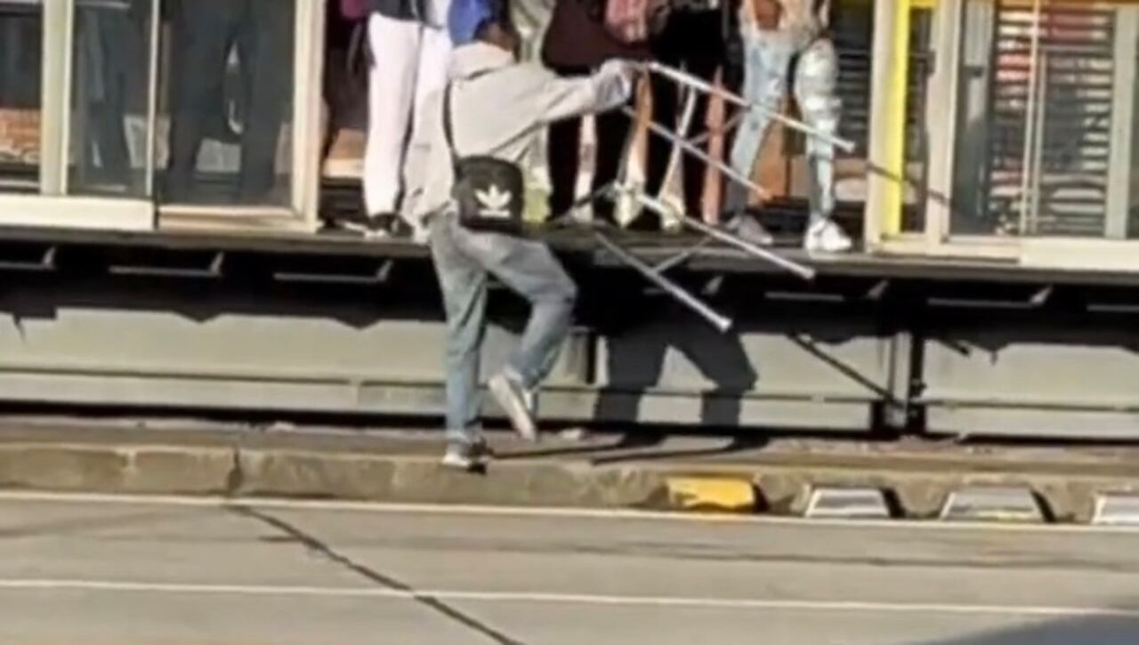 Incluso, una de las pasajeras que espera uno de los buses articulados ve la manera en la que el hombre se apoya en una de sus manos y se sube a la plataforma sin mayores dificultades.