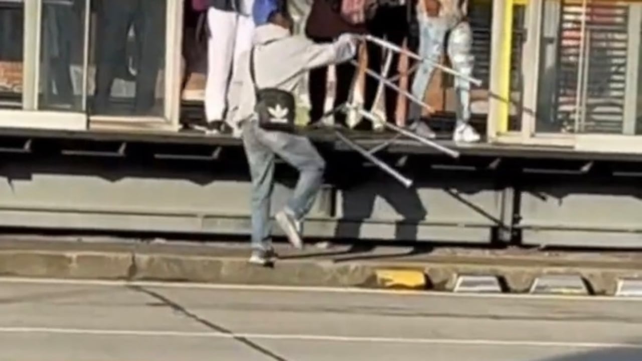 Incluso, una de las pasajeras que espera uno de los buses articulados ve la manera en la que el hombre se apoya en una de sus manos y se sube a la plataforma sin mayores dificultades.