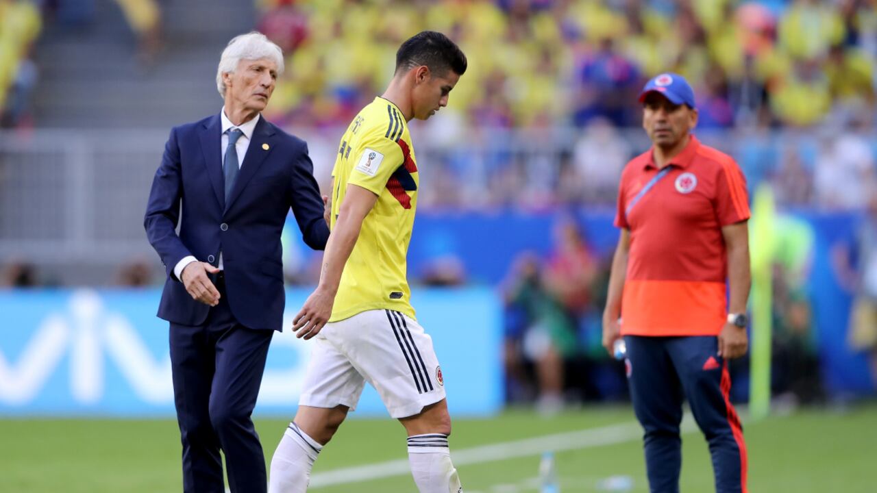 SAMARA, RUSSIA - JUNE 28: Jose Pekerman, Head coach of Colombia speaks to James Rodriguez of Colombia who looks dejected as he is substituted off due to injury during the 2018 FIFA World Cup Russia group H match between Senegal and Colombia at Samara Arena on June 28, 2018 in Samara, Russia. (Photo by Getty Images/Simon Hofmann - FIFA/FIFA )
