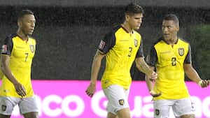 CIUDAD DEL ESTE, PARAGUAY - MARCH 24: Carlos Gruezo (R) of Ecuador talks with teammates Piero Hincapie (C) and Pervis Estupiñán (L) at the end of the first half during a match between Paraguay and Ecuador as part of South American Qualifiers for FIFA Qatar 2022 World Cup at Estadio Antonio Aranda on March 24, 2022 in Ciudad del Este, Paraguay. (Photo by Christian Alvarenga/Getty Images)