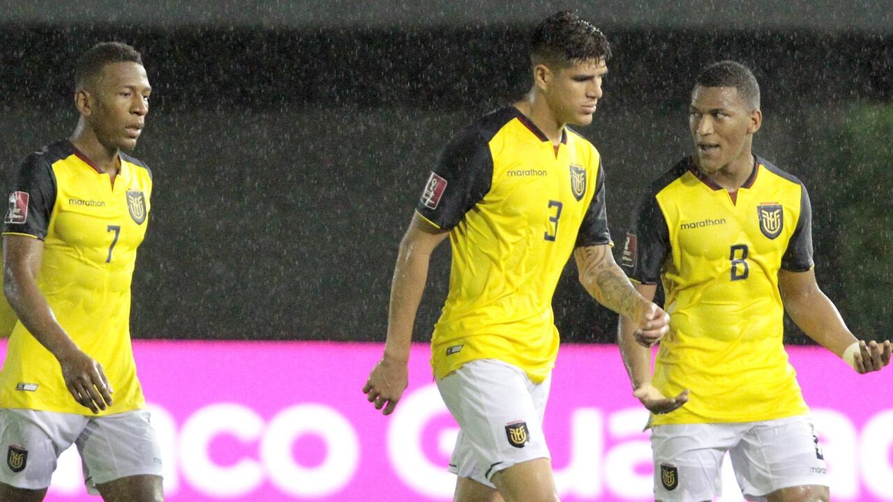Jugadores de la Selección de Ecuador se retiran del campo de juego del Estadio Antonio Aranda de Paraguay