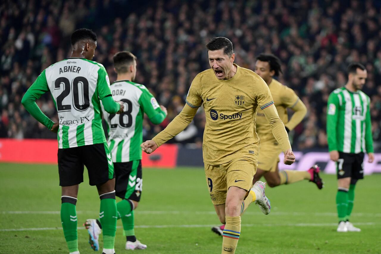 Robert Lewandowski alcanzó su gol 14 en la presente campaña.