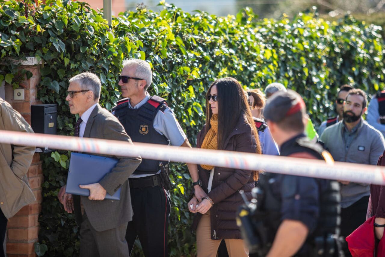 BARCELONA, SPAIN - FEBRUARY 24: The Judicial Committe of the crime of the Guardia Urbana leaves the Audiencia of Barcelona for the ocular inspection of the house of the accused Rosa Peral (C) in Cubelles (Barcelona) to carry out the tour that the accused supposedly made the night of the crime and the point where the body was found on February 24, 2020 in Barcelona, Spain. (Photo by Pau Venteo/Europa Press via Getty Images)