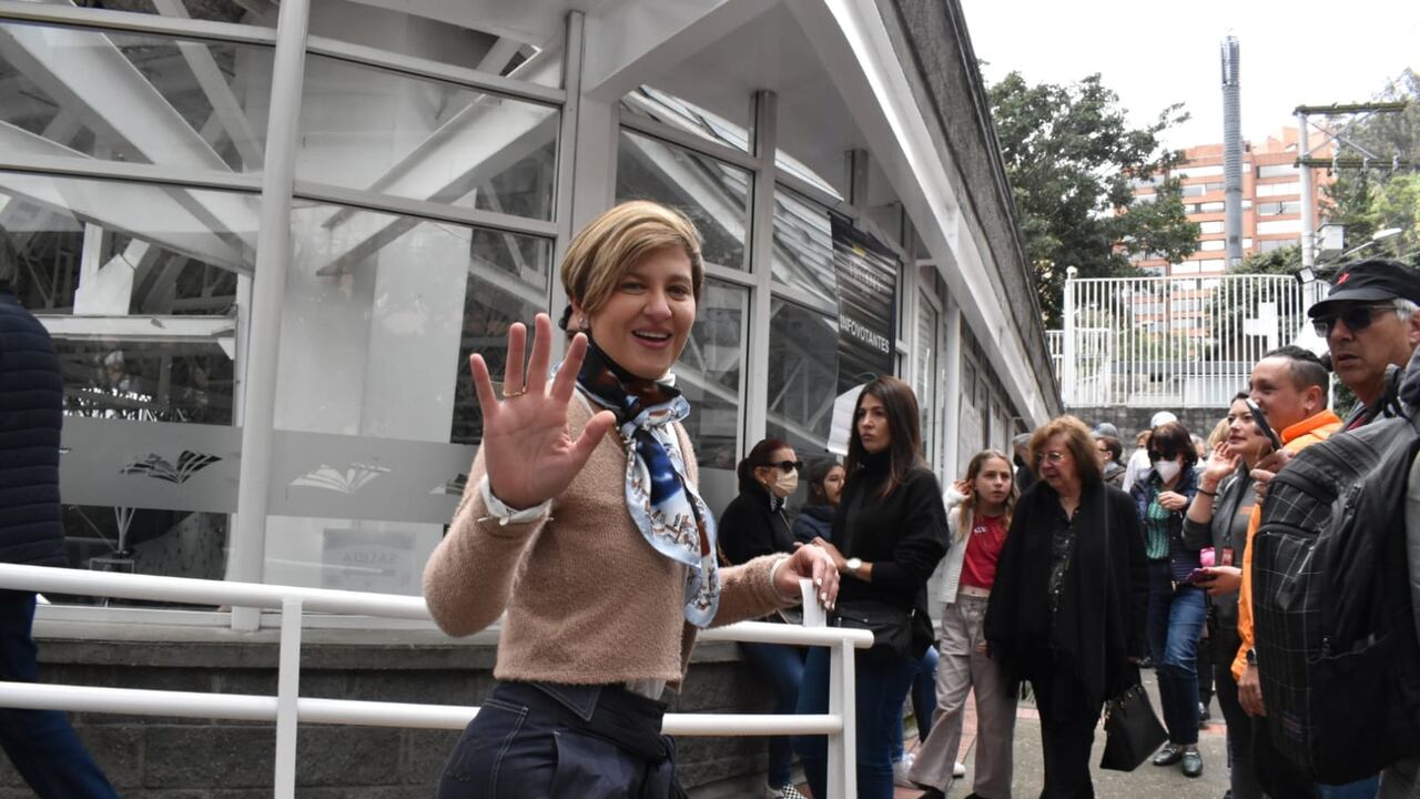 Veronica Alcocer esposa de Petro vota