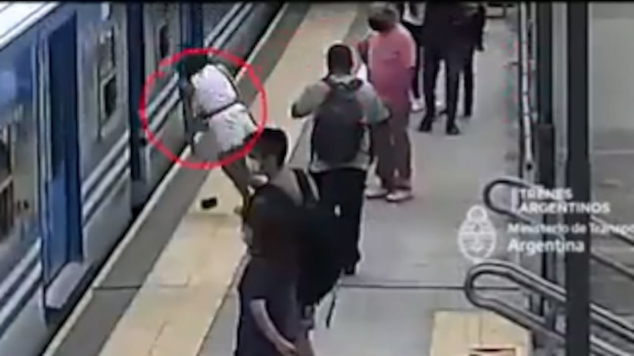 Mujer se salva de milagro en vias del tren