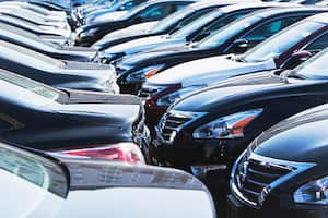 El rubro automotor se ha visto impulsado por la fortaleza del mercado laboral estadounidense, a pesar de incrementos en las tasas de interés que impactan en los créditos para la compra de vehículos.