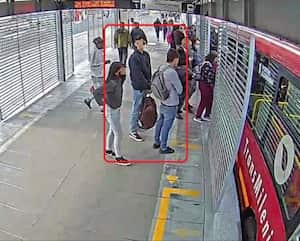 Capturan a los ‘Futbolitos’; distraían con charlas de fútbol para robar en Transmilenio.