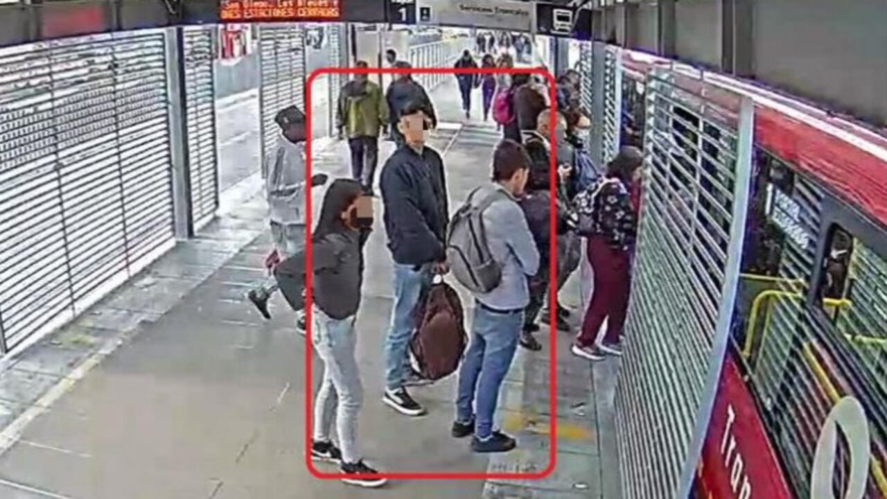 Capturan a los ‘Futbolitos’; distraían con charlas de fútbol para robar en Transmilenio.