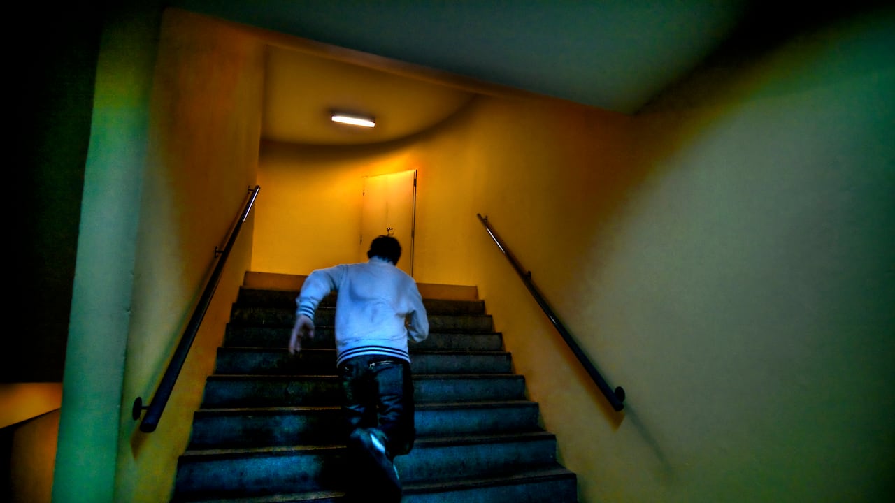 Hombre escapa de un lugar