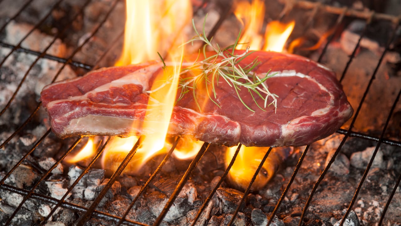 El ingrediente secreto que usan los chefs para preparar una carne a la parrilla irresistible; no es limón ni chimichurri