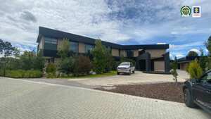 Los Ferrari y otros lujosos bienes que incautó la Fiscalía a alias Falcón, un narco del Clan del Golfo