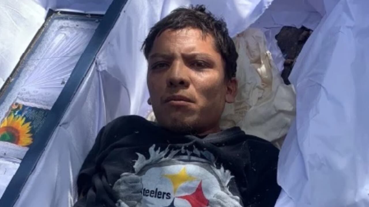 Se metió a un ataúd y fingió estar muerto para huir a otro país