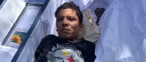 Se metió a un ataúd y fingió estar muerto para huir a otro país