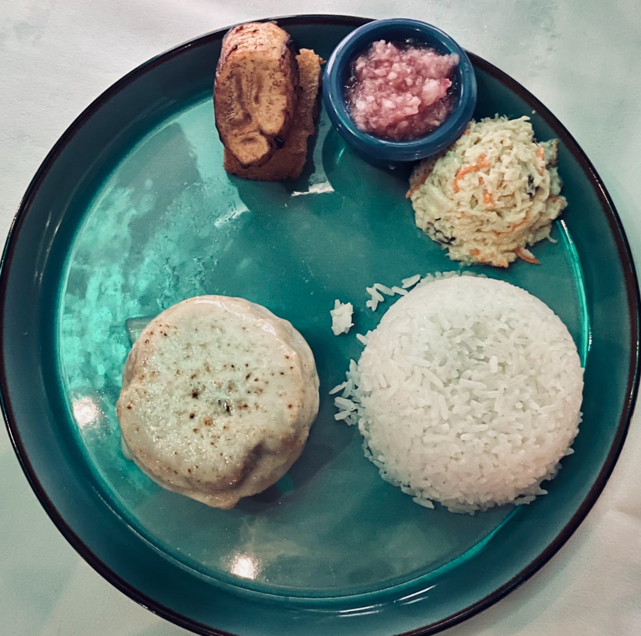 Para una auténtica cena local, Rozendaels ofrece el keshi yená, un delicioso queso relleno de pollo, especias y más. Se hornea hasta obtener una irresistible capa dorada y crujiente.