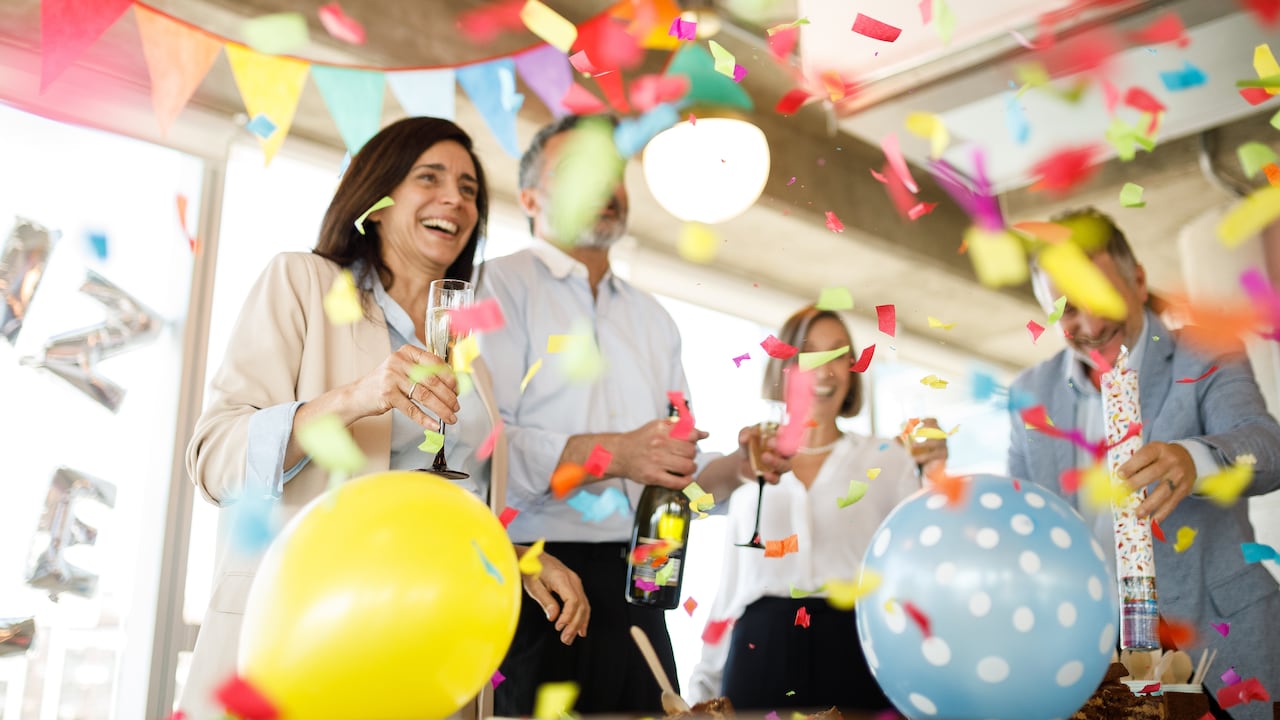 Celebración fiesta de cumpleaños en empresa