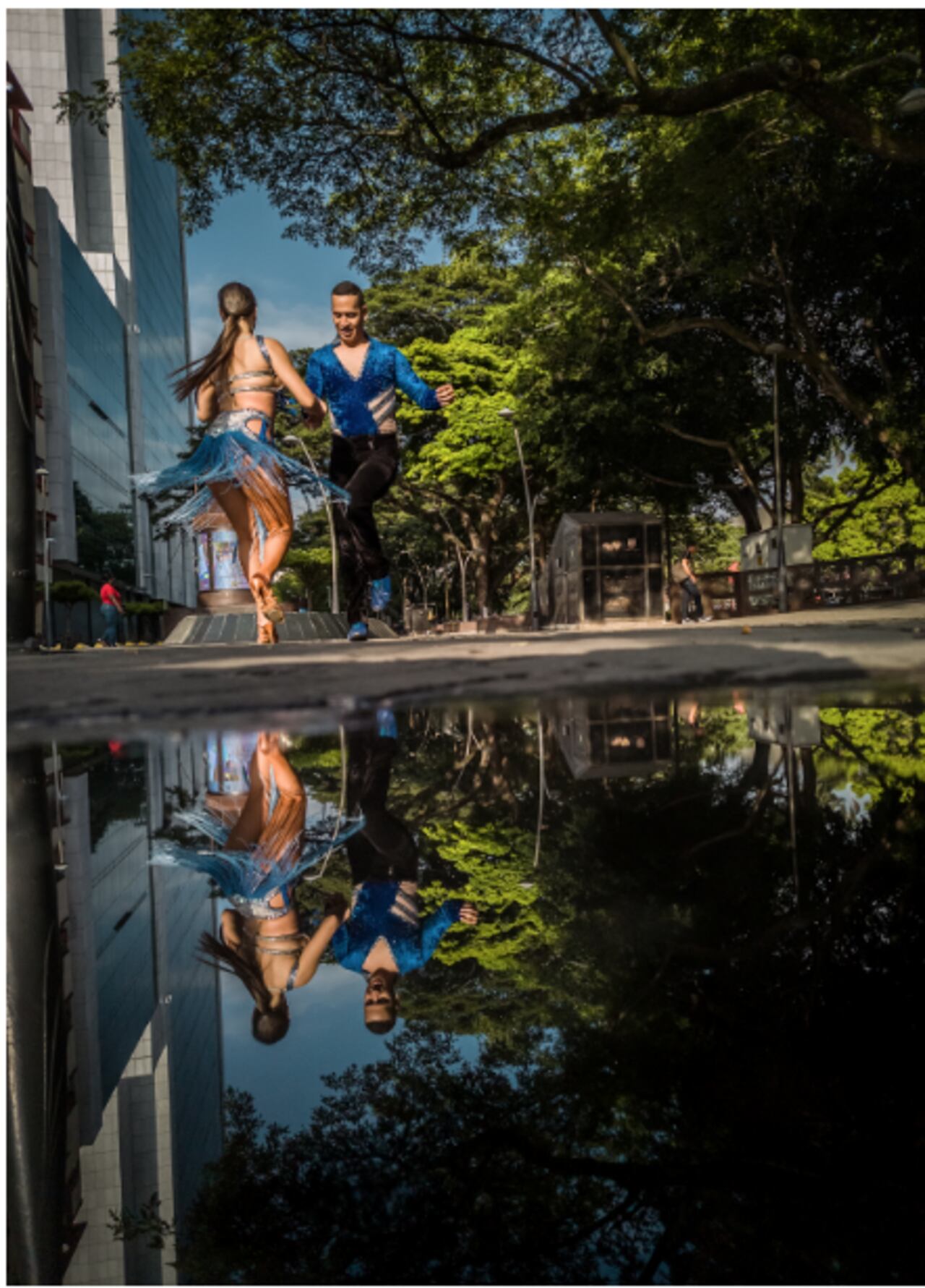 Título: Espejo de azul y verde Descripción: La salsa y la práctica de su baile hacen parte de la esencia y el alma caleña, aquí el que no baile y el que no goce con los pasos no es caleño.
Locación: Centro de Cali.
Tomada con Xiaomi 13T
Tiempo de exposición: 1/2500 de segundo ISO: 80