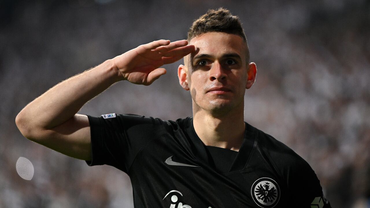 Rafael Santos Borré anota contra el West Ham en la semifinal de la Europa League