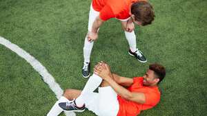Jugador de fútbol lesionado.