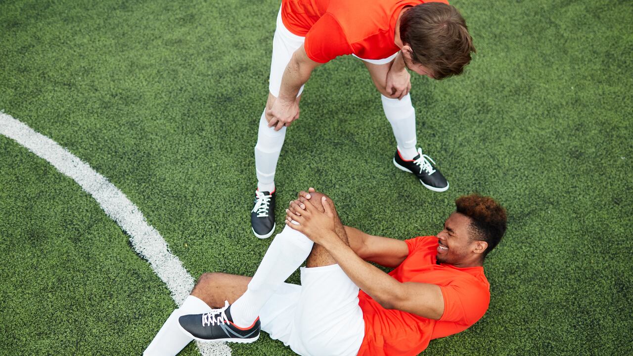 Jugador de fútbol lesionado.