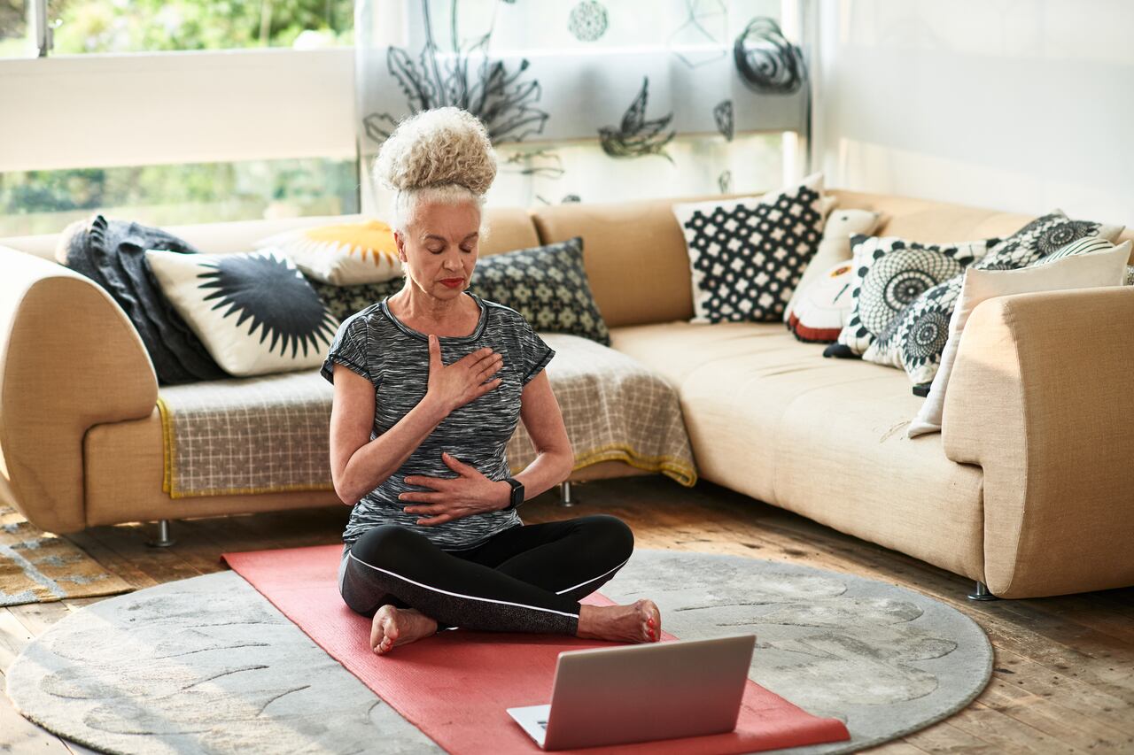 Mujer practica la meditación chakra para controlar sus energías.