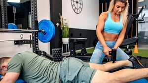 Mujer haciendo un masaje