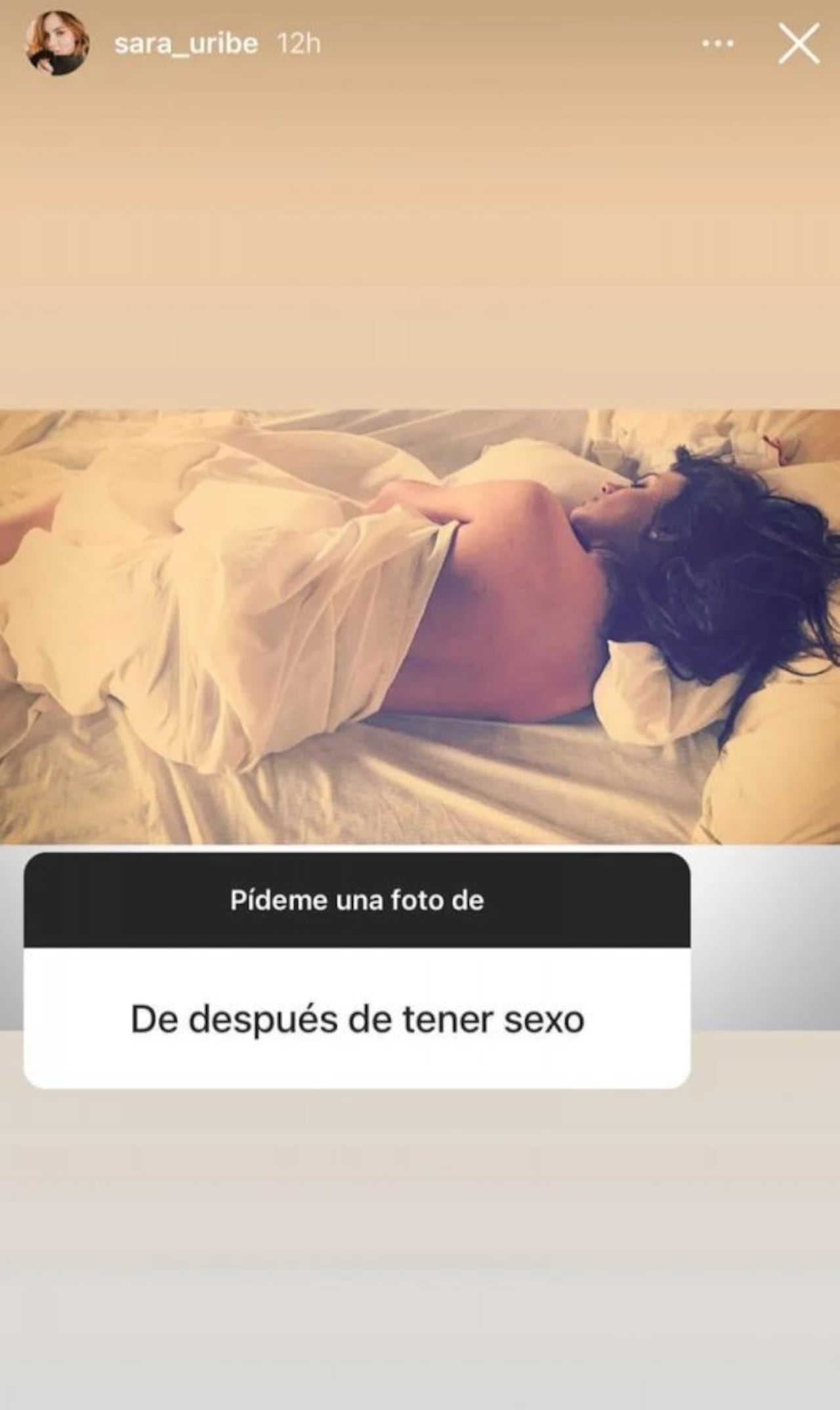 Sara Uribe modelo y presentadora luce un sensual vestido enterizo rojo con un pronunciado escote que resalta se pecho.