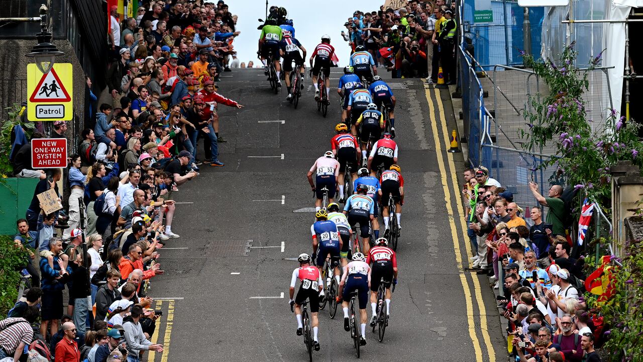 GLASGOW, ESCOCIA - 6 DE AGOSTO: Alberto Bettiol de Italia, Mads Pedersen de Dinamarca, Tadej Pogacar de Eslovenia, Neilson Powless de Estados Unidos, Mattias Skjelmose de Dinamarca, Nathan Van Hooydonck de Bélgica, Lorenzo Rota de Italia, Matteo Trentin de Italia, Wout Van Aert de Bélgica, Jhonnatan Narvaez de Ecuador y una vista general del pelotón compitiendo durante el 96º Campeonato Mundial de Ciclismo UCI Glasgow 2023, Men Elite Road Race una carrera de un día de 271,1 km desde Edimburgo a Glasgow / #UCIWT / el 06 de agosto de 2023 en Glasgow, Escocia. (Foto de Dario Belingheri/Getty Images)