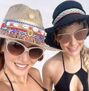 Carmen Villalobos y Caro Betancourt
