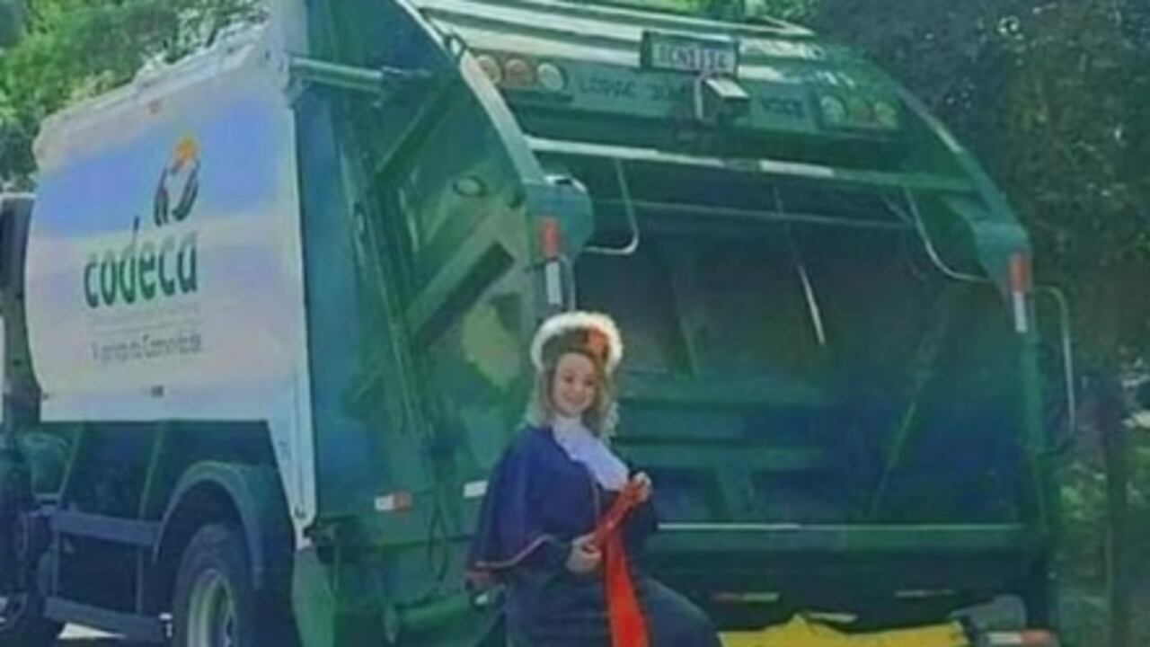 abogada posó junto al camión de basura