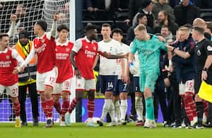 El portero del Arsenal, Aaron Ramsdale, vestido de verde, se retira después de un incidente al final del partido de fútbol de la Premier League.